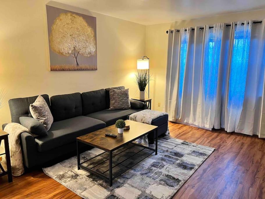 Beautiful 2Br Apartment. Black-Out Curtains Пеория Екстериор снимка