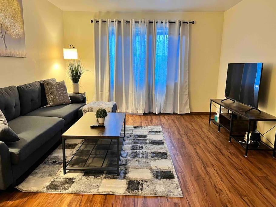 Beautiful 2Br Apartment. Black-Out Curtains Пеория Екстериор снимка
