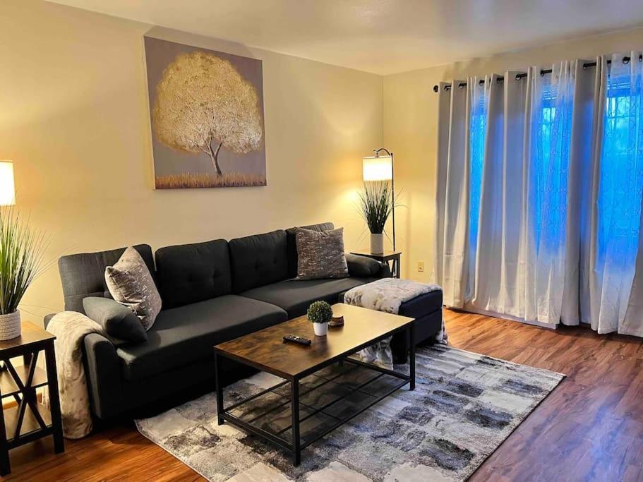 Beautiful 2Br Apartment. Black-Out Curtains Пеория Екстериор снимка
